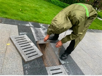 暴雨侵袭，他们在雨中“逆行”守护万家平安！