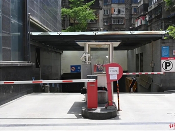 有点特别！泓济的小区地下停车场亮起红绿灯