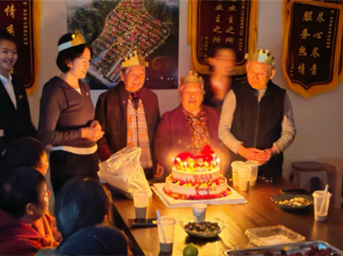 重阳暖意融邻里，金科服务绘就银发幸福岁月